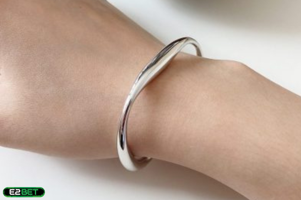 Nằm Mơ Thấy Vòng Bạc Đánh Con Gì? Bạc Không Chỉ Là Trang Sức Mà Còn Là... Điềm Báo?