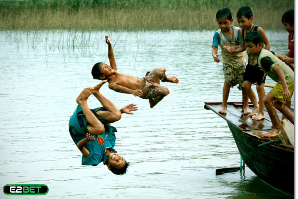 Mơ Thấy Mình Bơi Dưới Sông Đánh Con Gì? Giải Mã Giấc Mơ Và Con Số May Mắn